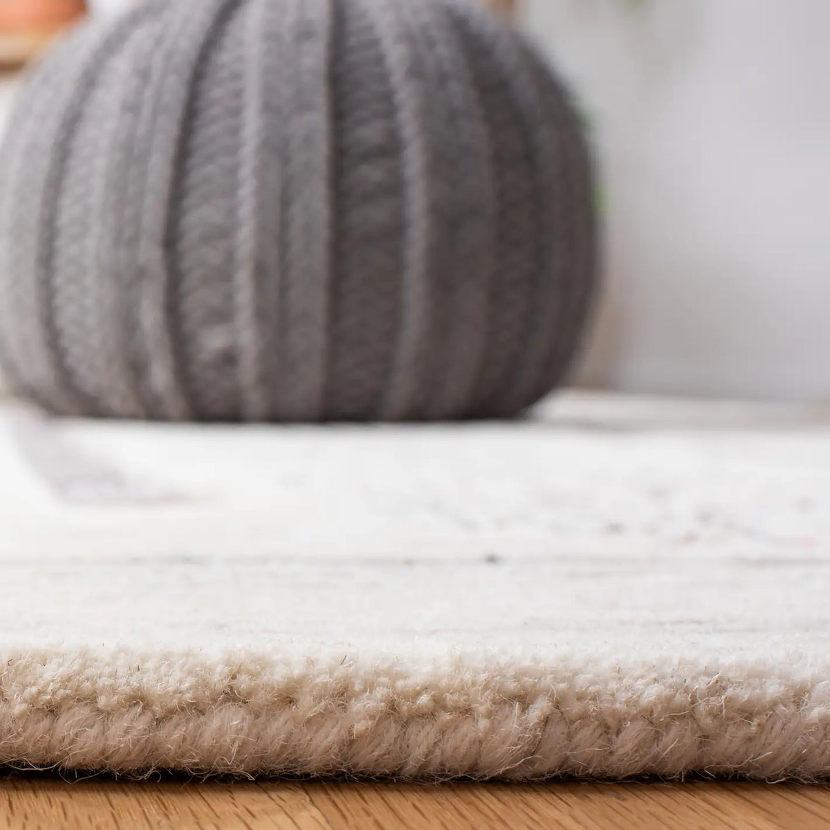 Safavieh Metro 4'-0" x 6'-0" Rug in Red / Ivory