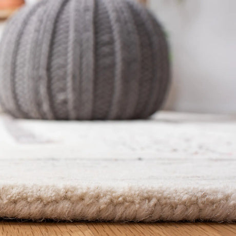 Safavieh Metro 4'-0" x 6'-0" Rug in Red / Ivory