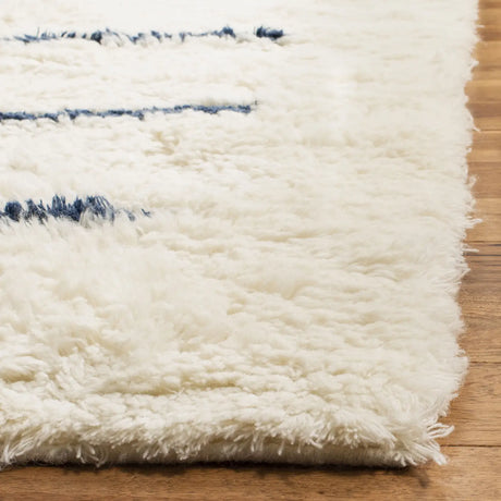 Safavieh Kenya 4'-0" x 6'-0" Rug in Ivory / Navy