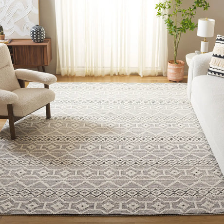 Safavieh Marbella 6'-0" x 9'-0" Rug in Grey / Ivory