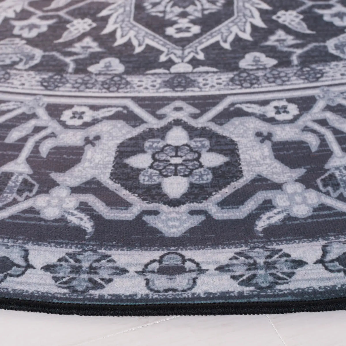 Safavieh Tucson 6'-0" x 6'-0" Rug in Black / Beige