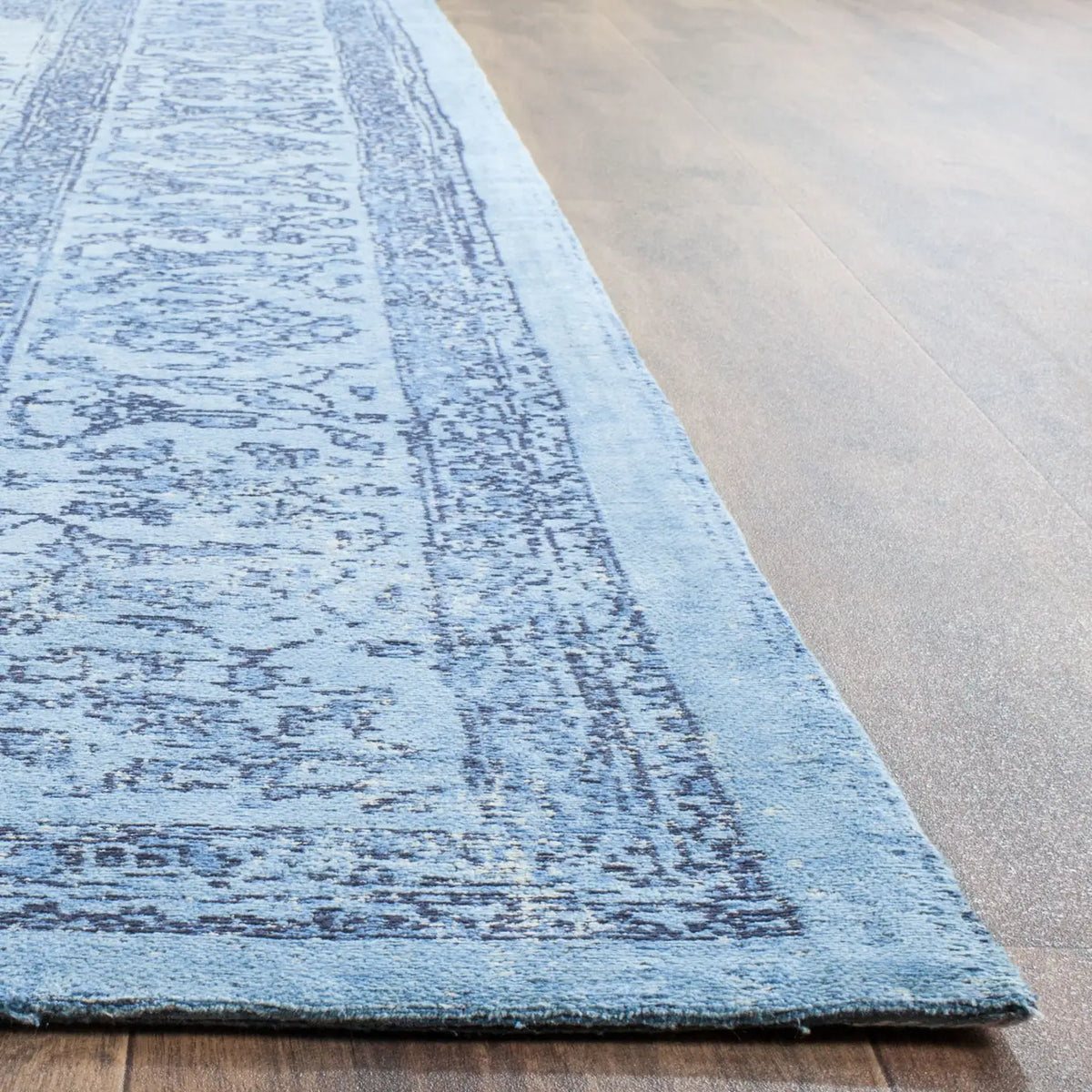 Safavieh Classic Vintage 6'-7" x 9'-2" Rug in Blue