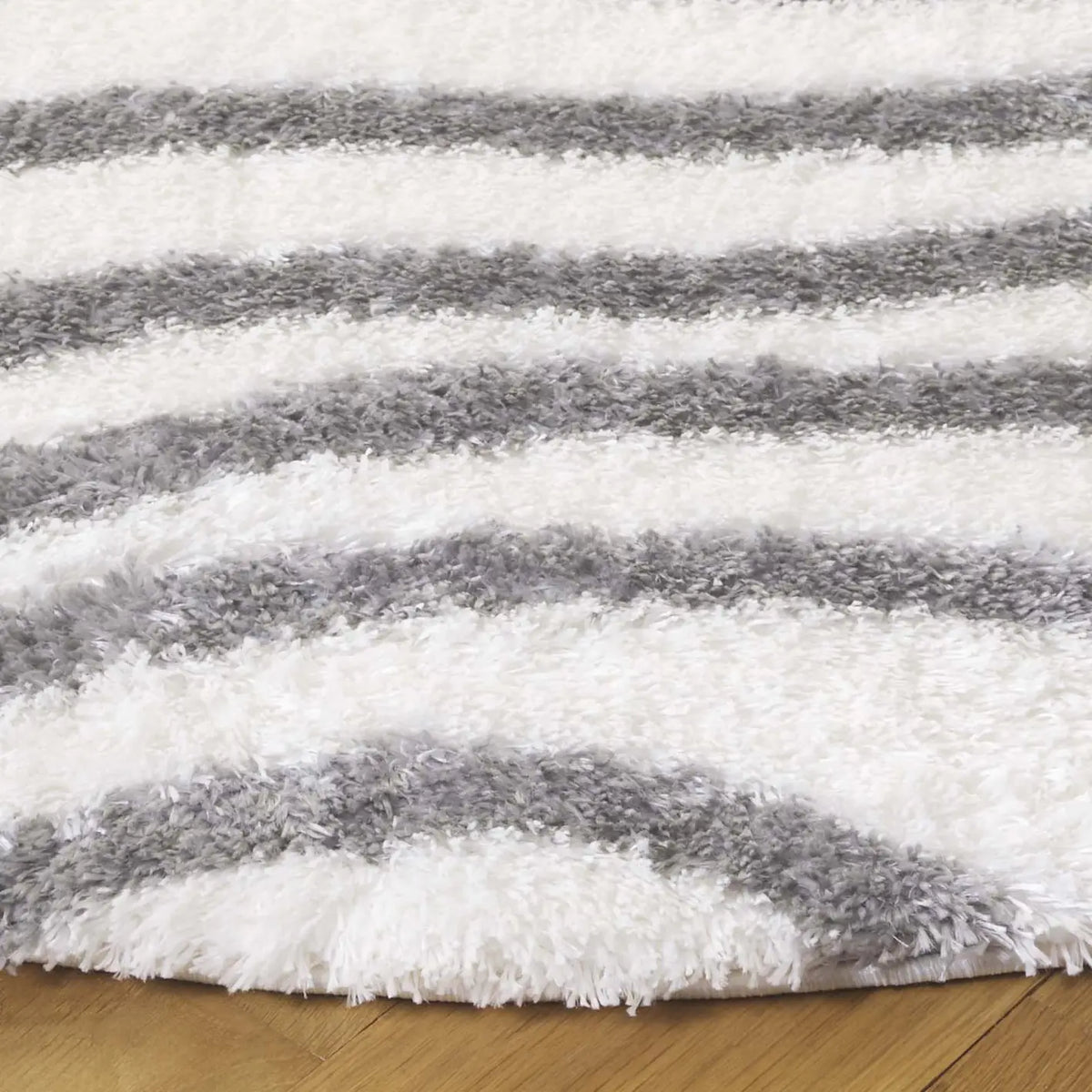 Safavieh Tahoe Shag 6'-7" x 6'-7" Rug in Ivory / Grey