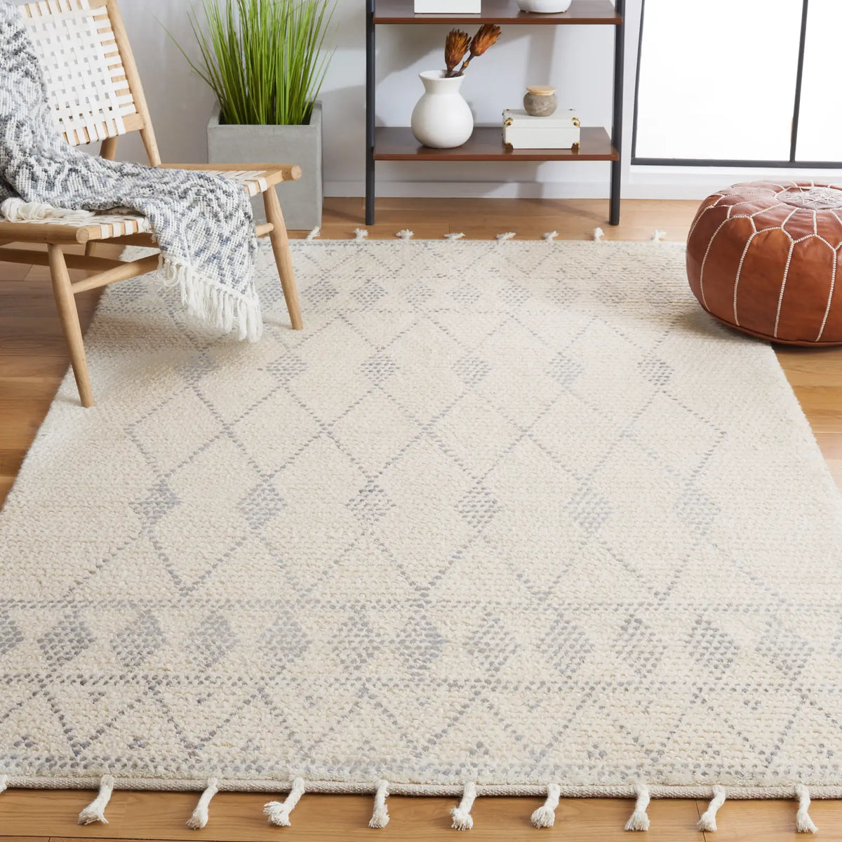 Safavieh Casablanca 4'-0" x 6'-0" Rug in Ivory / Grey