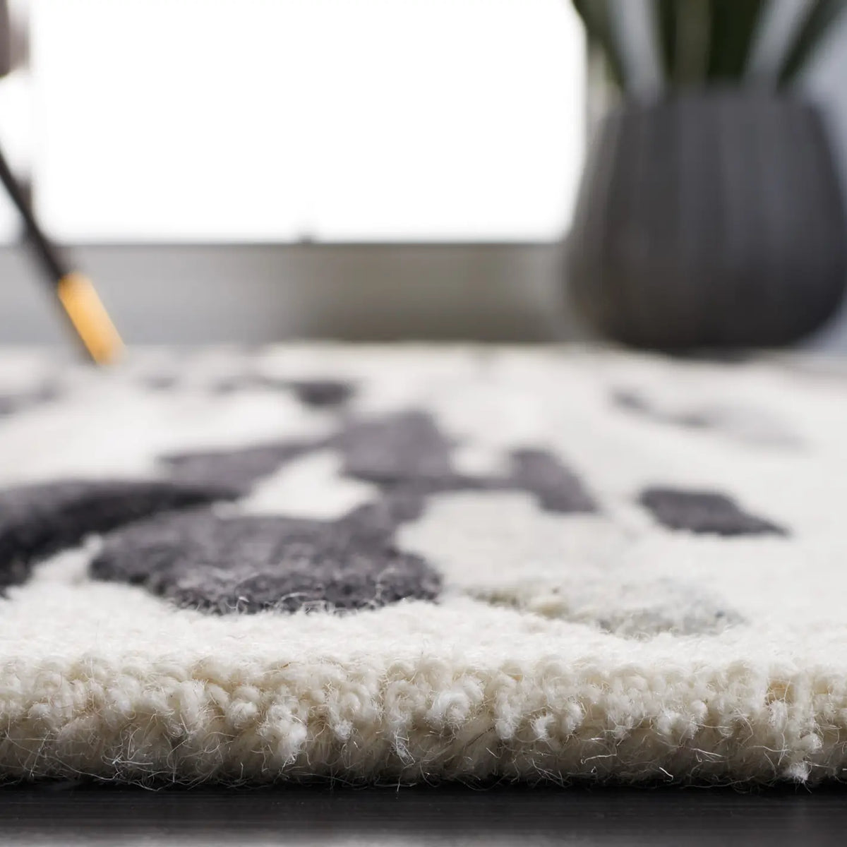 Safavieh Rodeo Drive 4'-0" x 6'-0" Rug in Ivory / Black