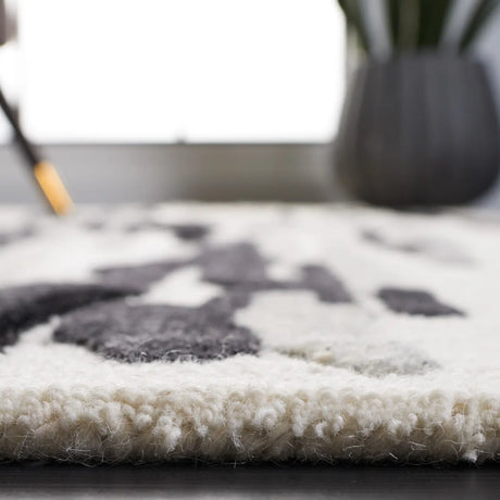 Safavieh Rodeo Drive 4'-0" x 6'-0" Rug in Ivory / Black