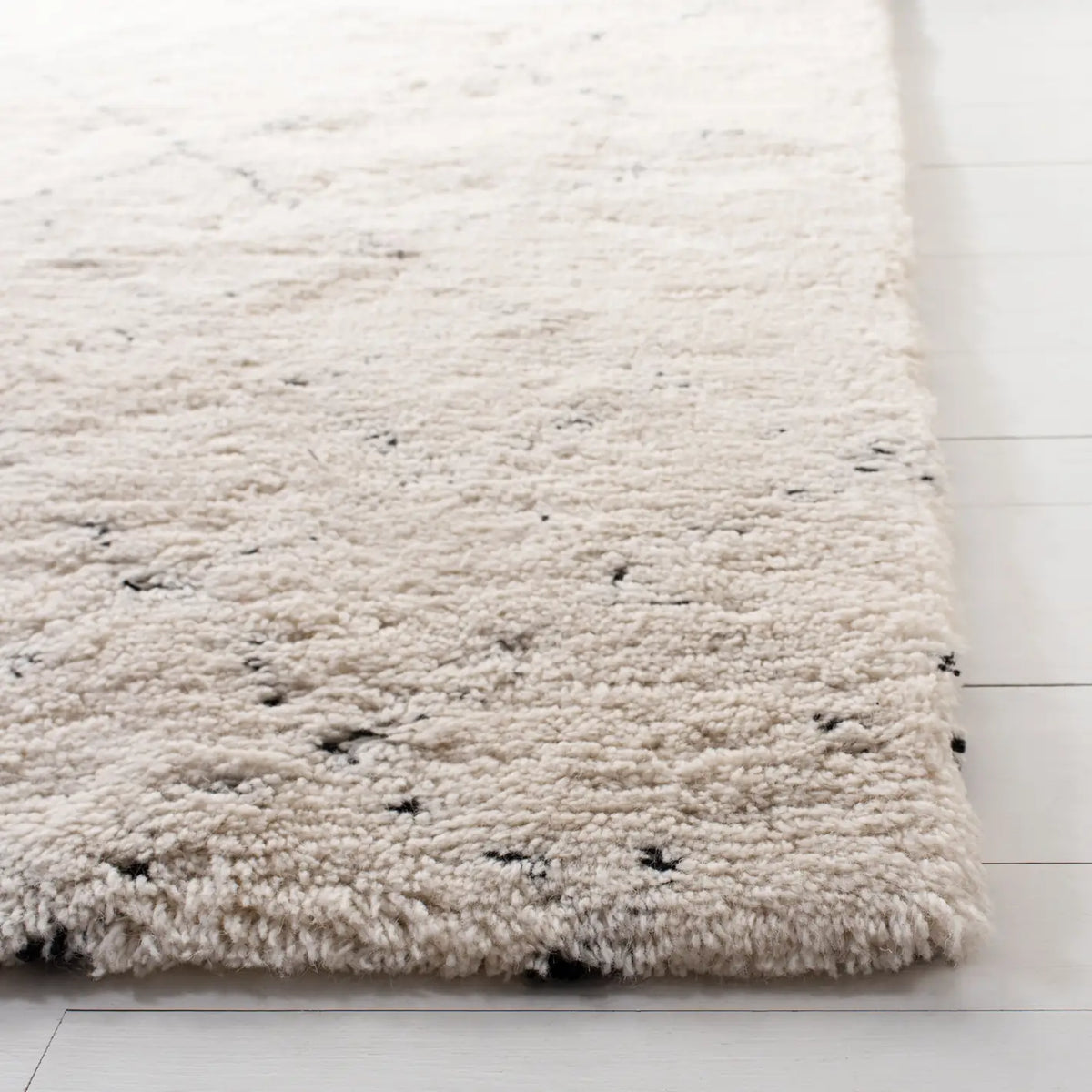 Safavieh Casablanca 4'-0" x 6'-0" Rug in Ivory / Black