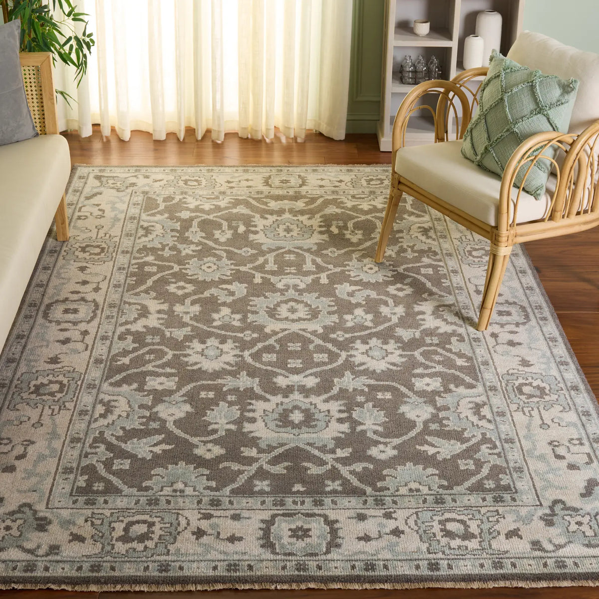 Safavieh Sivas 6'-0" x 9'-0" Rug in Grey / Ivory
