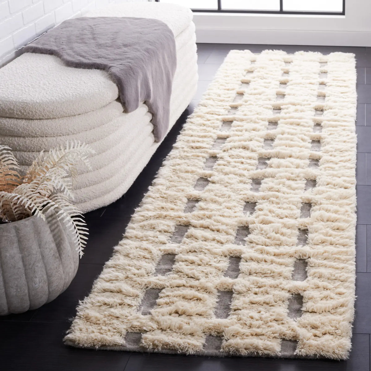 Safavieh Casablanca 2'-3" x 9'-0" Rug in Grey / Ivory