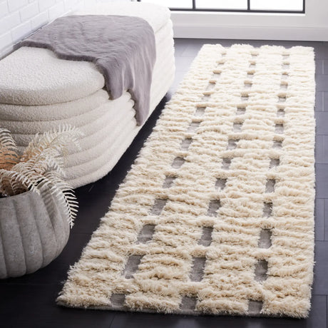 Safavieh Casablanca 2'-3" x 9'-0" Rug in Grey / Ivory