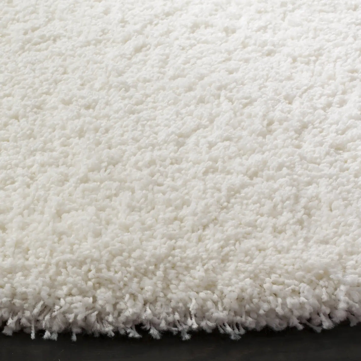 Safavieh Santa Monica Shag 6'-7" x 6'-7" Rug in White