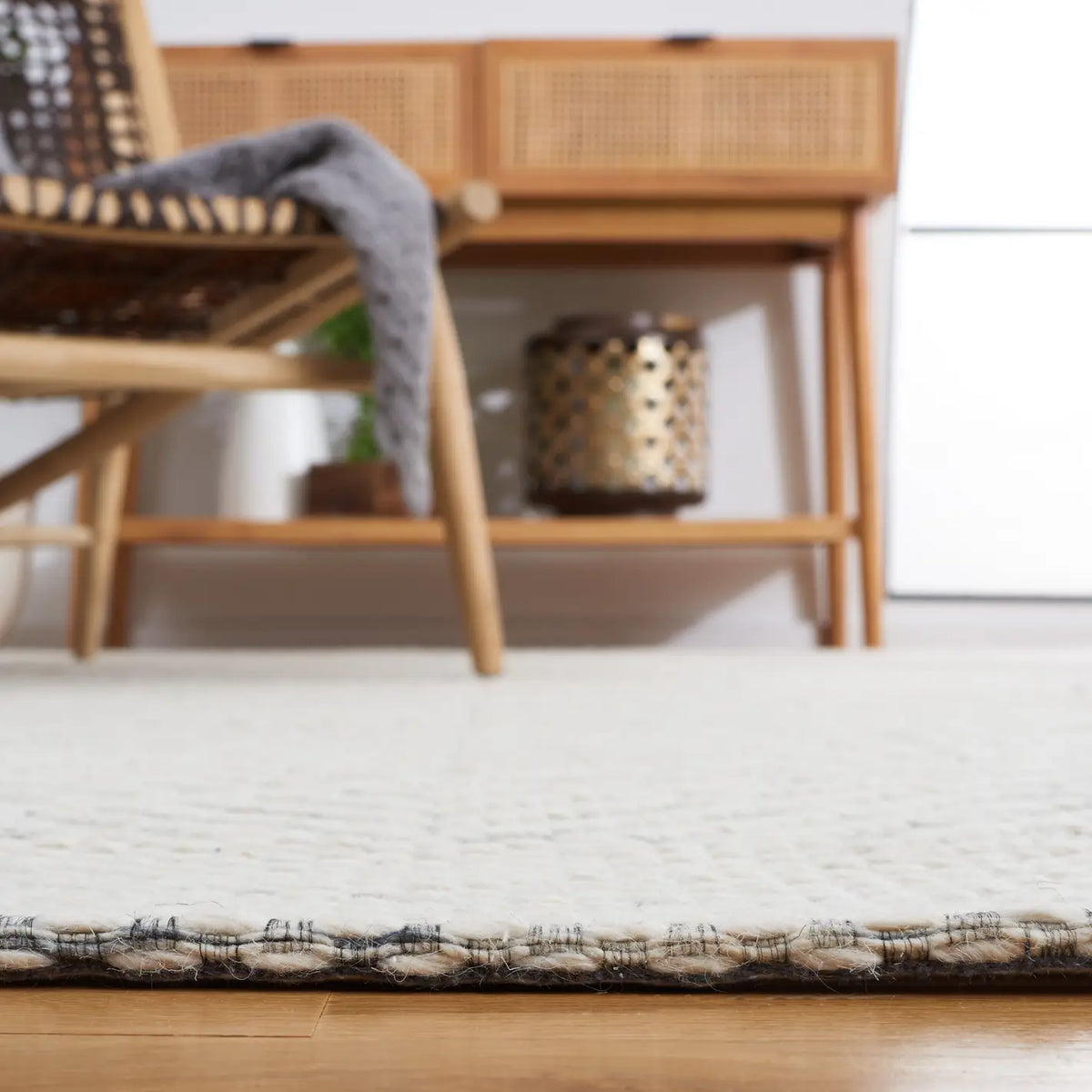 Safavieh Marbella 4'-0" x 6'-0" Rug in Ivory / Black