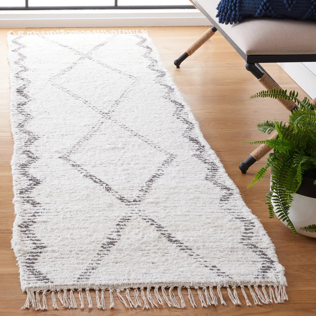Safavieh Casablanca 2'-3" x 8'-0" Rug in Ivory / Grey