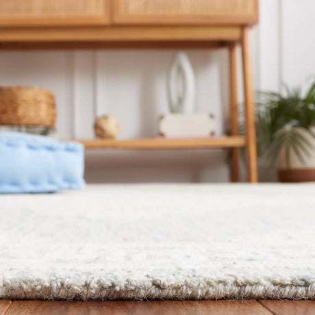 Safavieh Ebony 4'-0" x 6'-0" Rug in Light Grey / Ivory