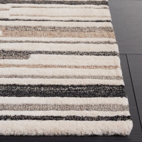 Safavieh Fifth Avenue 4'-0" x 6'-0" Rug in Ivory / Grey