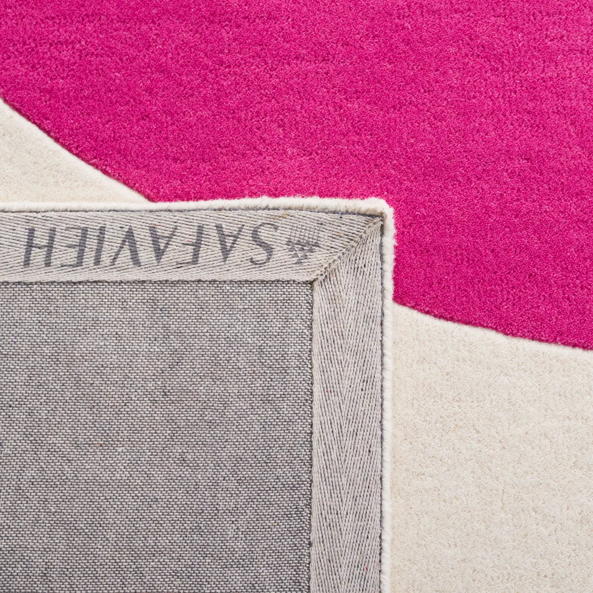Safavieh Fifth Avenue 5'-0" x 8'-0" Rug in Ivory / Pink