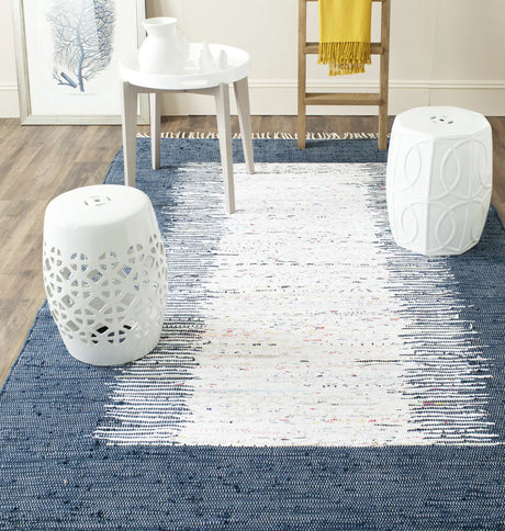 Safavieh Montauk 4'-0" x 6'-0" Rug in Ivory / Navy