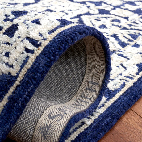 Safavieh Aspen 4'-0" x 6'-0" Rug in Navy / Ivory
