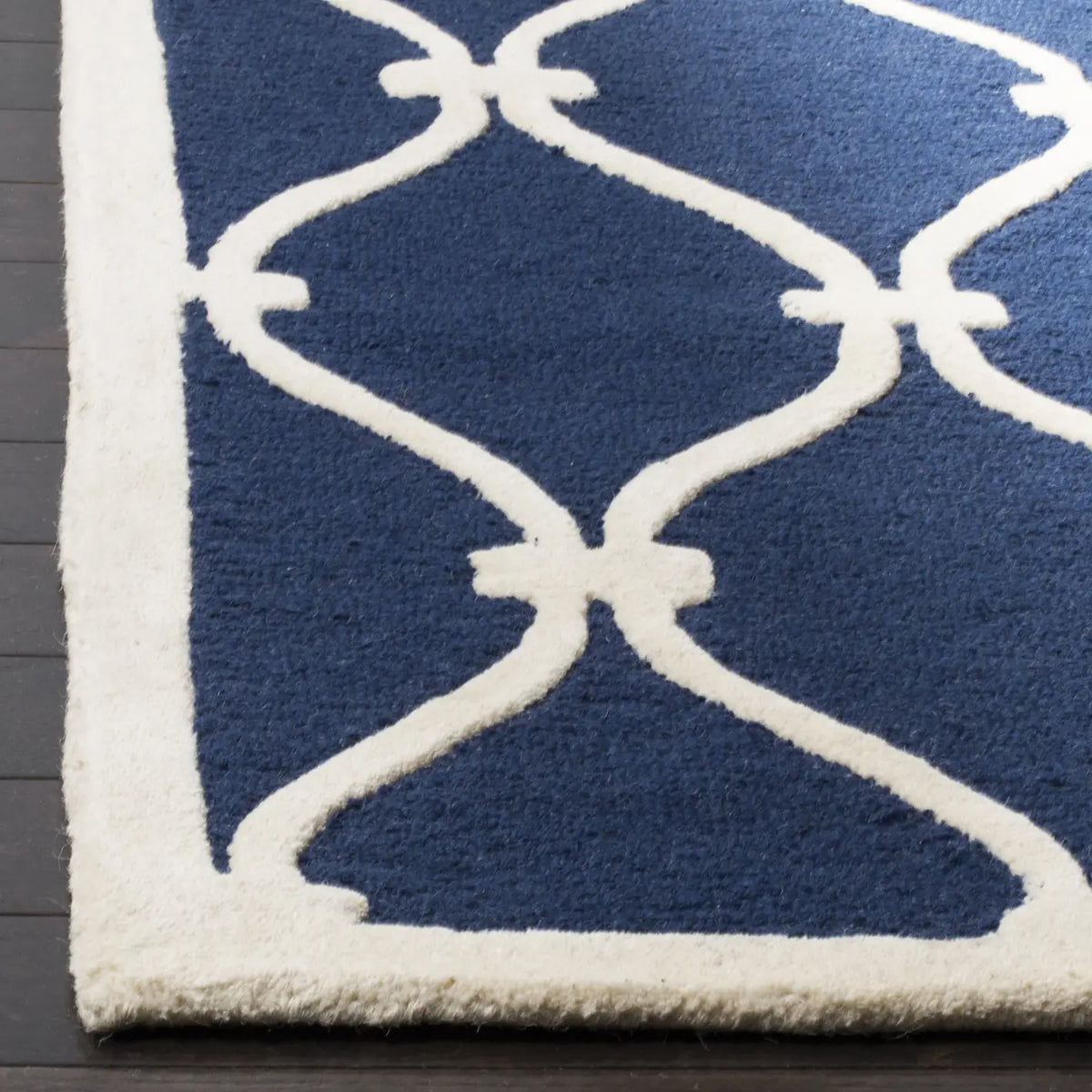 Safavieh Cambridge 5'-0" x 8'-0" Rug in Navy / Ivory