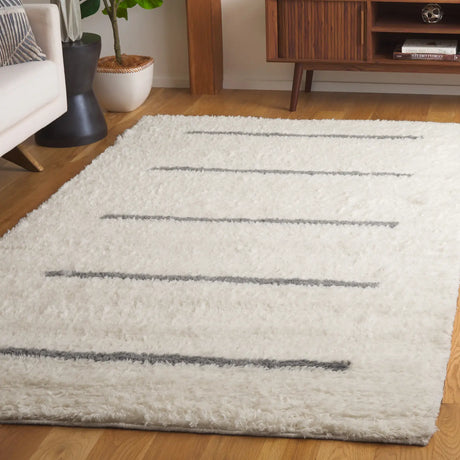 Safavieh Kenya 4'-0" x 6'-0" Rug in Ivory / Grey