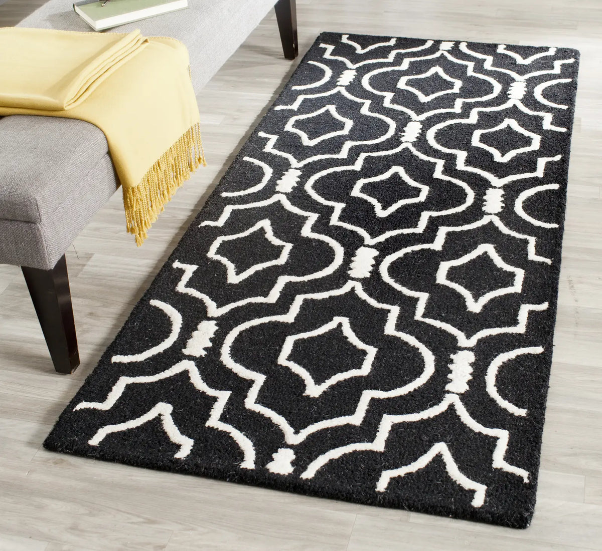 Safavieh Cambridge 2'-6" x 6'-0" Rug in Black / Ivory