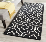 Safavieh Cambridge 2'-6" x 6'-0" Rug in Black / Ivory