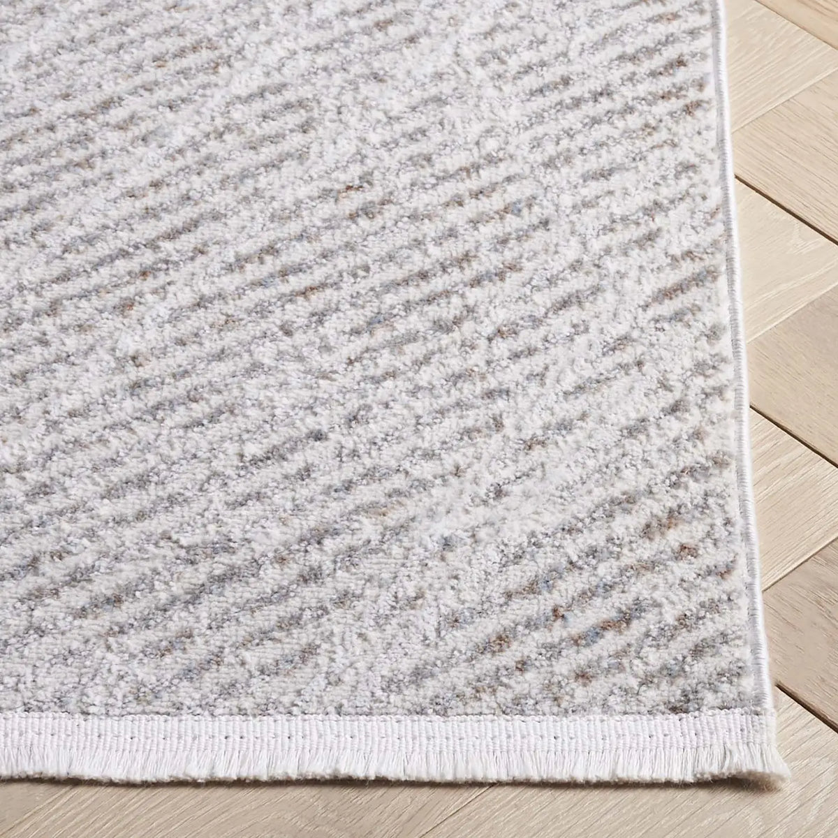 Safavieh Mila 4'-0" x 6'-0" Rug in Grey / Ivory