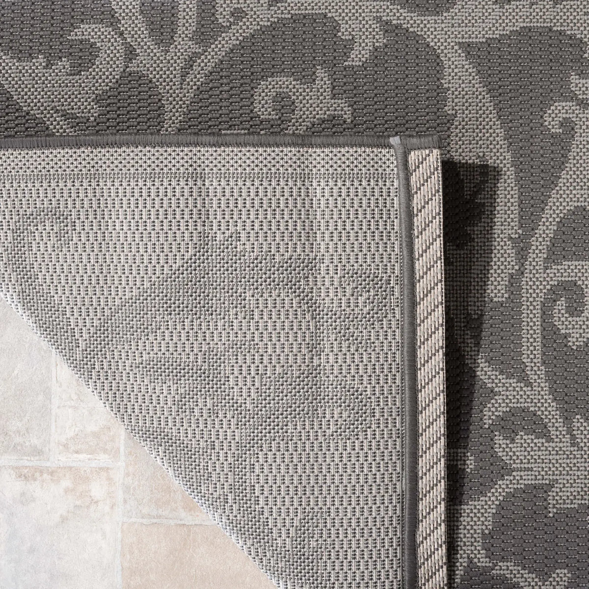 Safavieh Courtyard 4'-0" x 5'-7" Rug in Anthracite / Light Grey