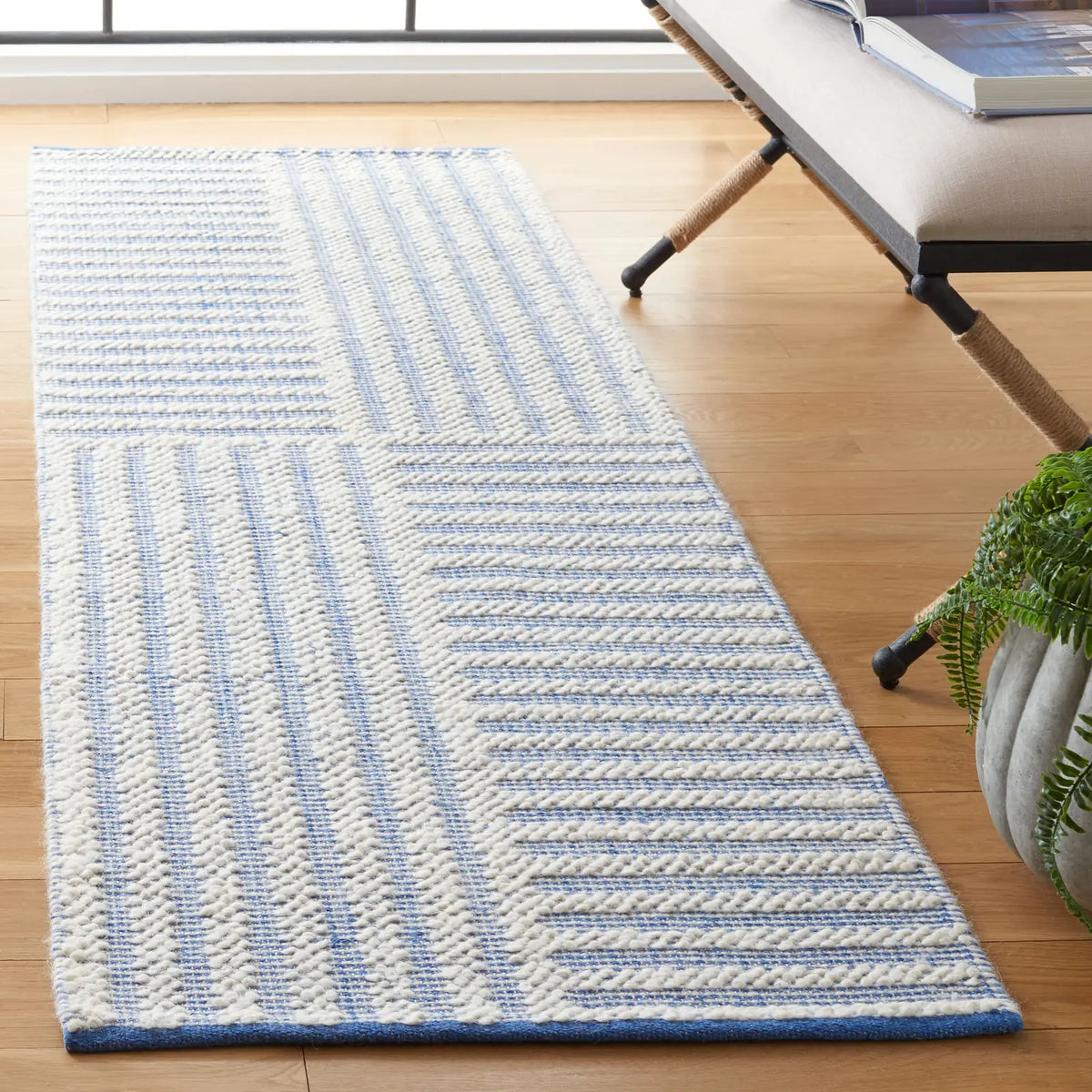 Safavieh Natura 2'-3" x 8'-0" Rug in Ivory / Blue