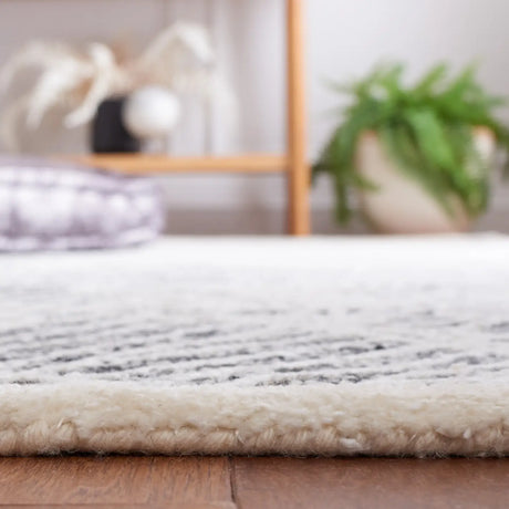 Safavieh Precious 4'-0" x 6'-0" Rug in Black / Ivory