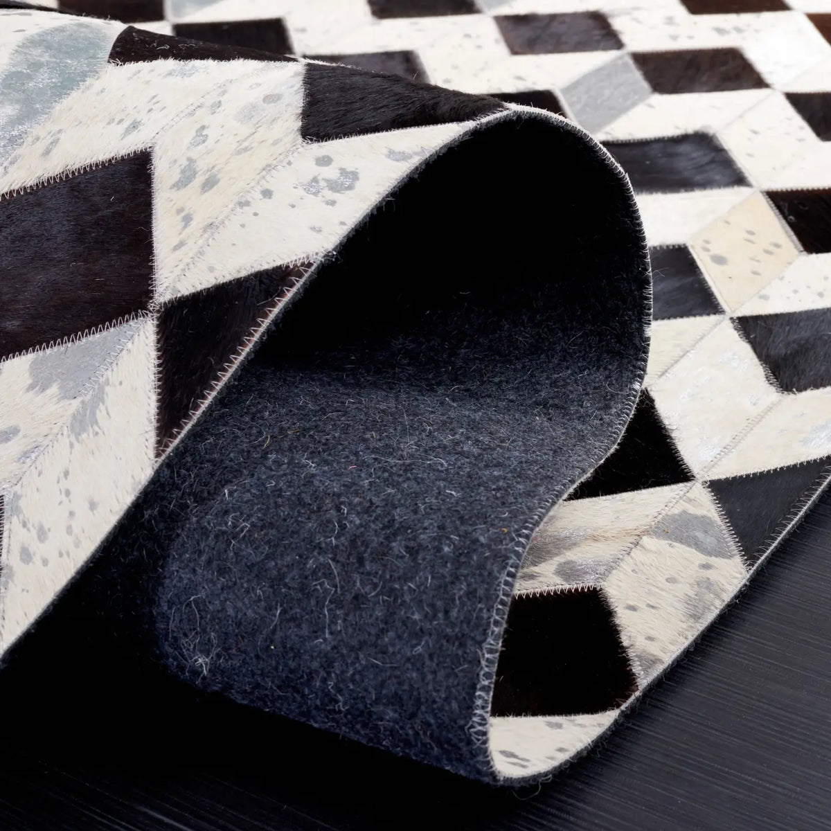 Safavieh Studio Leather 4'-0" x 6'-0" Rug in Beige / Black