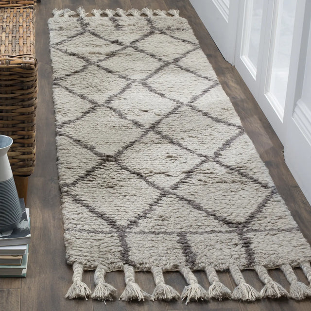 Safavieh Casablanca 2'-3" x 8'-0" Rug in Grey / Dark Grey
