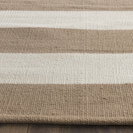 Safavieh Montauk 2'-3" x 7'-0" Rug in Sand / Ivory