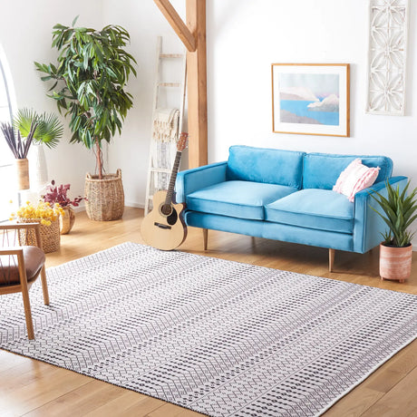 Safavieh Kilim 6'-0" x 9'-0" Rug in Ivory / Black
