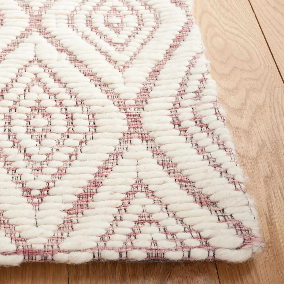 Safavieh Marbella 4'-0" x 6'-0" Rug in Dark Pink / Ivory