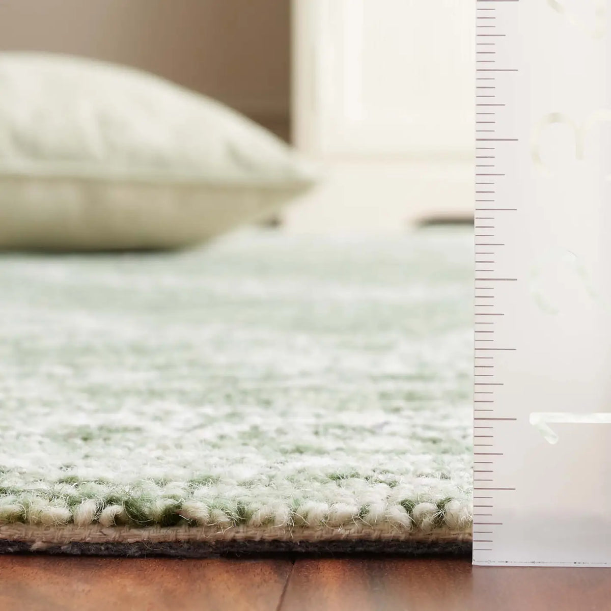 Safavieh Metro 4'-0" x 6'-0" Rug in Green / Ivory