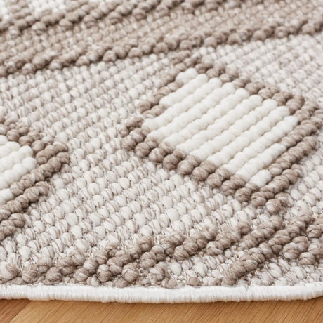 Safavieh Lotus 6'-7" x 6'-7" Rug in Ivory / Beige