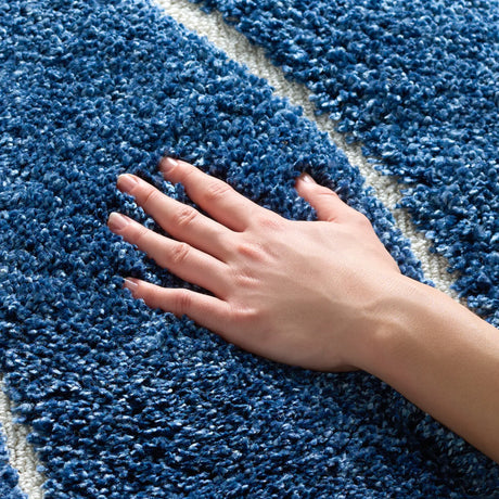 Safavieh Florida Shag 4'-0" x 6'-0" Rug in Dark Blue / Cream