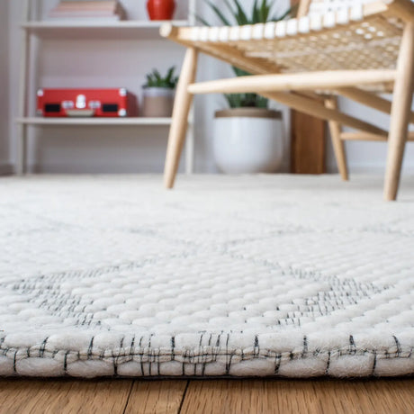 Safavieh Marbella 4'-0" x 6'-0" Rug in Ivory