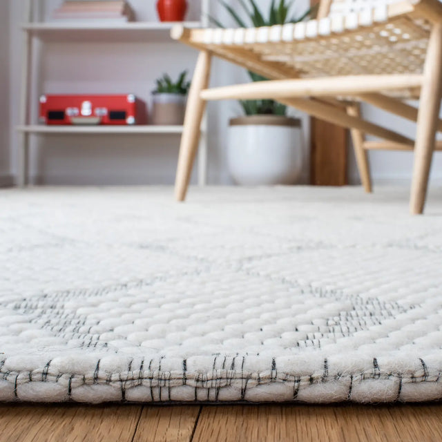 Safavieh Marbella 4'-0" x 6'-0" Rug in Ivory