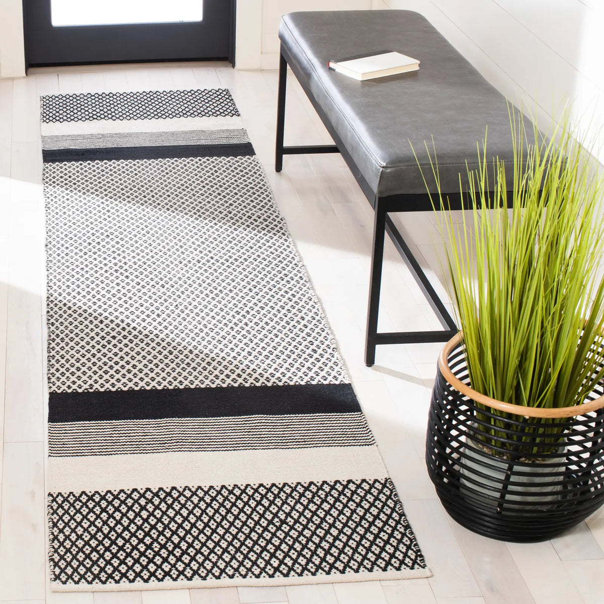 Safavieh Kilim 2'-3" x 9'-0" Rug in Black / Ivory