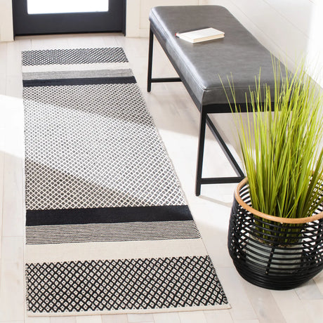 Safavieh Kilim 2'-3" x 9'-0" Rug in Black / Ivory