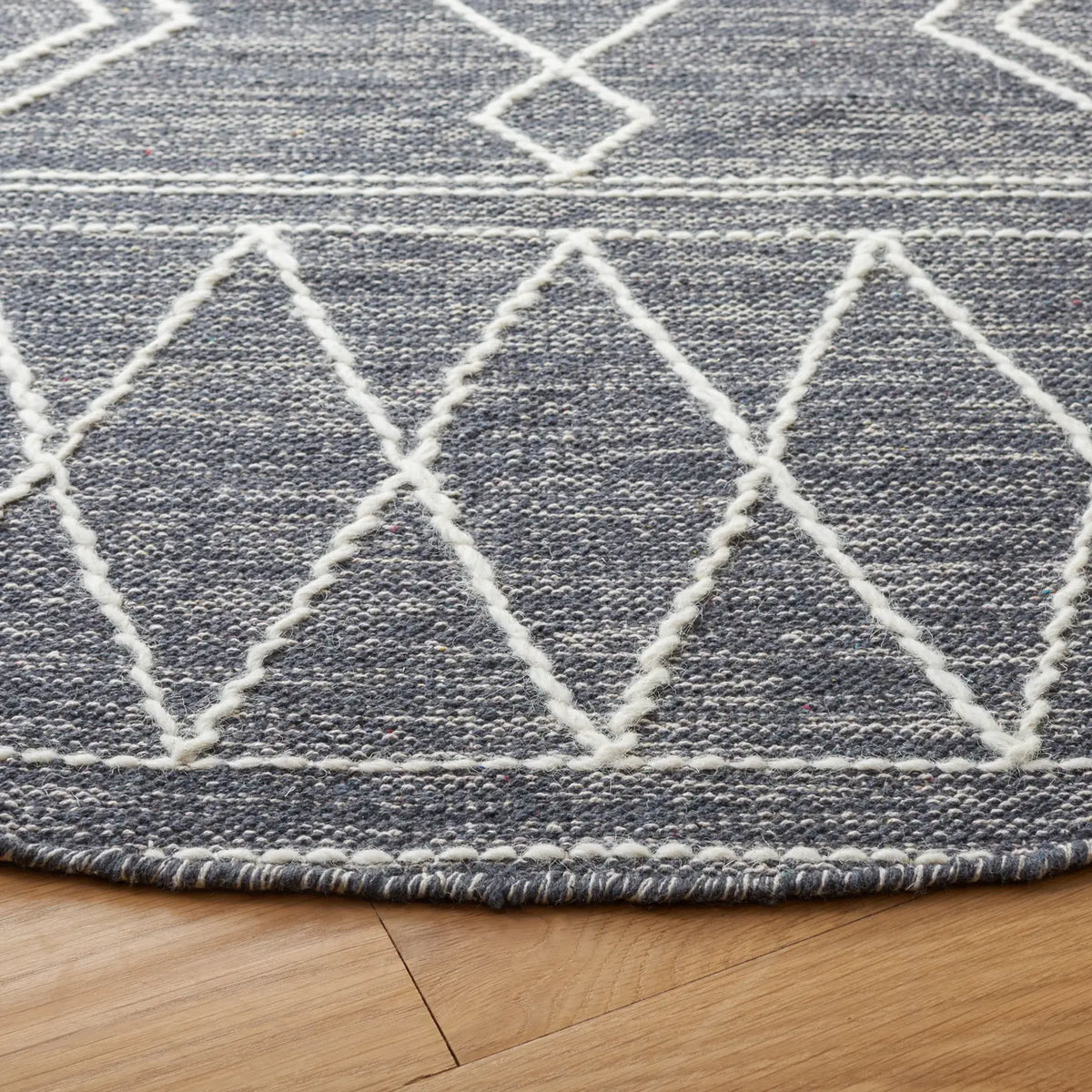Safavieh Kilim 6'-0" x 6'-0" Rug in Charcoal / Ivory
