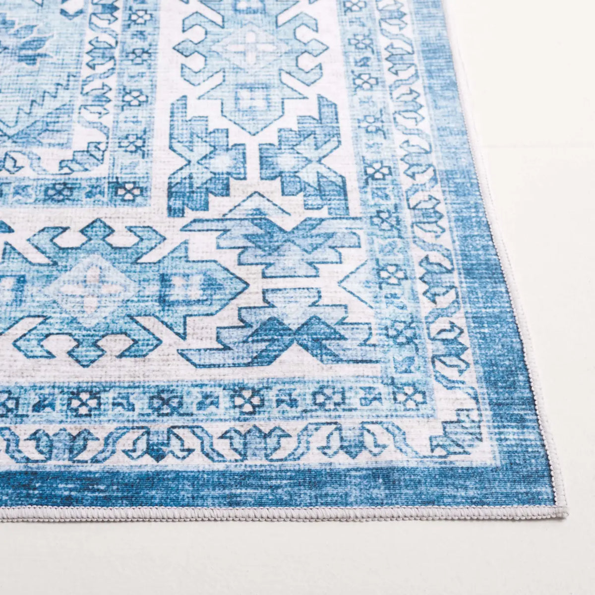 Safavieh Arizona 4'-0" x 6'-0" Rug in Light Blue / Blue
