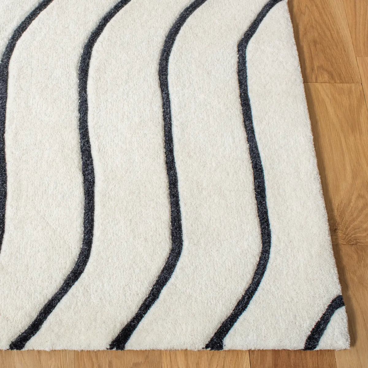Safavieh Fifth Avenue 4'-0" x 6'-0" Rug in Ivory / Black