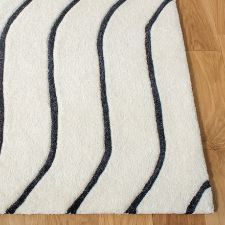 Safavieh Fifth Avenue 4'-0" x 6'-0" Rug in Ivory / Black