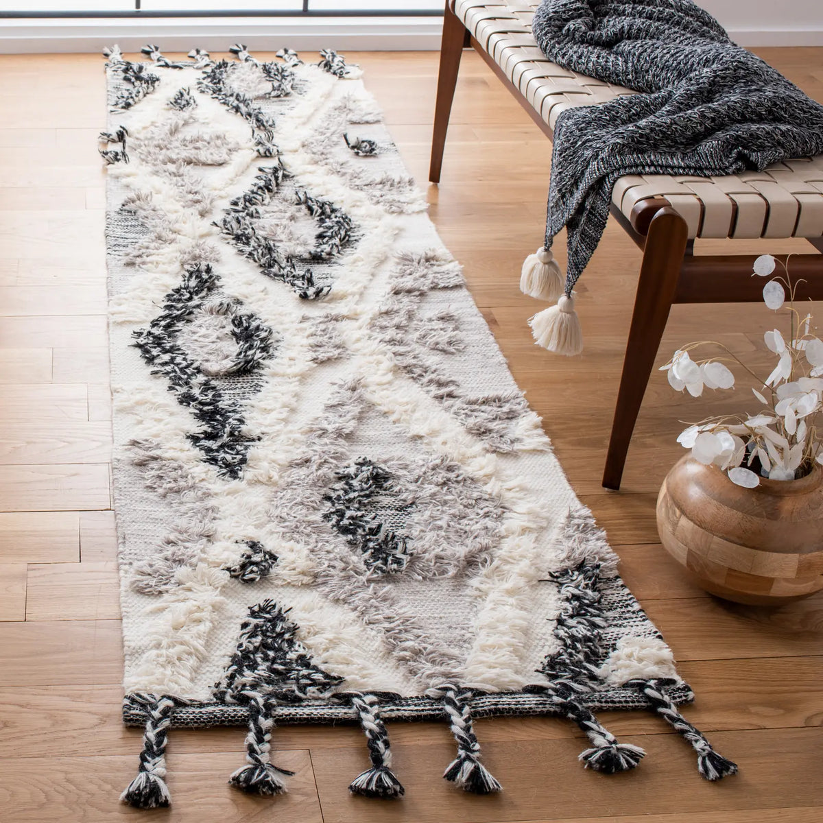 Safavieh Kenya 2'-3" x 8'-0" Rug in Grey / Black