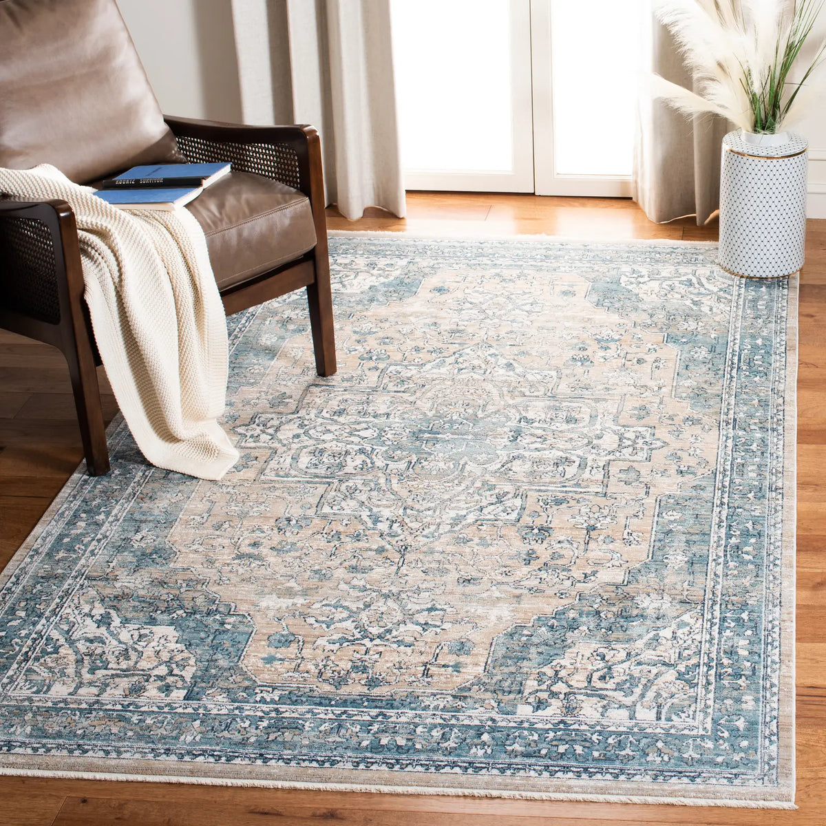 Safavieh Victoria 5'-0" x 8'-0" Rug in Blue / Grey