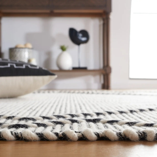 Safavieh Vermont 4'-0" x 6'-0" Rug in Ivory / Black