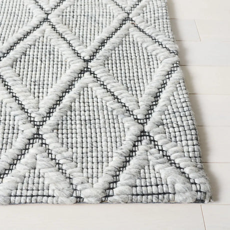Safavieh Marbella 4'-0" x 6'-0" Rug in Light Grey / Black